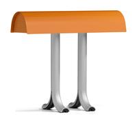 Kleiner Blickfang: Anagram Table Lamp Tischleuchte von Hay Sam Wellers Anagram Tischleuchte besticht durch ihr extravagantes, schönes Design, die intuitive Funktionalität und die langlebige, robuste Konstruktion. Der attraktiv glänzende, geschwungene Lampenschirm aus Stahlblech sitzt auf zwei sich teilenden Rohrbeinen aus Aluminium. Die Lampe erzeugt ein stimmungsvolles Downlight, was zur Beleuchtung des Schreibtisches ebenso gut genutzt werden kann wie als dekorative Lichtquelle auf dem Sideboard oder der Fensterbank. Hay - zeitgemäße Möbel aus Dänemark Im Jahr 2002 gegründet, verfolgt der dänische Hersteller Hay das Ziel Möbel zu schaffen, die den Bedürfnissen des modernen Lebens gerecht werden und einem möglichst großen Publikum zugänglich sind. Inspiriert von den stabilen Strukturen der Architektur und den dynamischen Wendungen der Mode, kombiniert Hay die Werte der beiden Branchen und schafft langlebige und ansprechende Qualitätsprodukte. Material und Format Die Anagram Tischleuchte besteht aus einem Lampenschirm aus Stahlblech mit Aluminiumbeinen. Sie ist 36,5 cm breit, 14 cm tief und 32,5 cm hoch und verfügt über einen Ein-/Aus-Kippschalter und eine 200 cm lange Schnur. Die Design-Leuchte ist mit einem Schirm in den Farben Schwarz, Weiß, Grün oder Orange erhältlich. Die Leuchtquelle (Standard-Retrofit-Glühbirne, 220-240V) ist nicht im Lieferumfang enthalten.