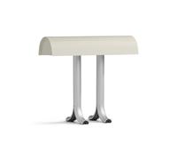 Kleiner Blickfang: Anagram Table Lamp Tischleuchte von Hay Sam Wellers Anagram Tischleuchte besticht durch ihr extravagantes, schönes Design, die intuitive Funktionalität und die langlebige, robuste Konstruktion. Der attraktiv glänzende, geschwungene Lampenschirm aus Stahlblech sitzt auf zwei sich teilenden Rohrbeinen aus Aluminium. Die Lampe erzeugt ein stimmungsvolles Downlight, was zur Beleuchtung des Schreibtisches ebenso gut genutzt werden kann wie als dekorative Lichtquelle auf dem Sideboard oder der Fensterbank. Hay - zeitgemäße Möbel aus Dänemark Im Jahr 2002 gegründet, verfolgt der dänische Hersteller Hay das Ziel Möbel zu schaffen, die den Bedürfnissen des modernen Lebens gerecht werden und einem möglichst großen Publikum zugänglich sind. Inspiriert von den stabilen Strukturen der Architektur und den dynamischen Wendungen der Mode, kombiniert Hay die Werte der beiden Branchen und schafft langlebige und ansprechende Qualitätsprodukte. Material und Format Die Anagram Tischleuchte besteht aus einem Lampenschirm aus Stahlblech mit Aluminiumbeinen. Sie ist 36,5 cm breit, 14 cm tief und 32,5 cm hoch und verfügt über einen Ein-/Aus-Kippschalter und eine 200 cm lange Schnur. Die Design-Leuchte ist mit einem Schirm in den Farben Schwarz, Weiß, Grün oder Orange erhältlich. Die Leuchtquelle (Standard-Retrofit-Glühbirne, 220-240V) ist nicht im Lieferumfang enthalten.