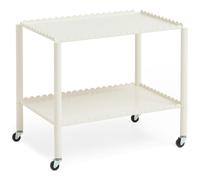 Vielseitige Eleganz für Ihr Zuhause: Arcs Trolley Servierwagen von HAY Entdecken Sie den Arcs Trolley von HAY - ein Meisterwerk aus dem Hause des belgischen Designerduos Muller Van Severen. Dieser einzigartige Servierwagen bringt die faszinierende Ästhetik der beliebten Arcs-Serie in Ihre Räume. Stellen Sie sich vor, wie der Arcs Trolley Ihr Leben vereinfachen wird. Kein Hin- und Herschleppen mehr, keine Unordnung auf den Tischen. Alles, was Sie brauchen, ist stilvoll und organisiert griffbereit. Die hochwertige Verarbeitung und die Liebe zum Detail werden Ihre Wertschätzung für dieses Meisterwerk skandinavischer Designkunst vertiefen. Ob im Wohnzimmer zur Präsentation Ihrer Schätze, in der Küche als zusätzliches Regal oder als stilvoller Nachttisch im Schlafzimmer - dieser Trolley passt sich nahtlos an Ihre Bedürfnisse an. Design und Kunst vereint Muller Van Severen wurde im Jahr 2011 vom belgischen Künstlerduo Fien Muller und Hannes Van Severen gegründet. Das Paar war schon immer auf der inspirierten Suche nach skulptural interessanten Möbel- und Leuchtobjekten. Ihre Arbeit bewegt sich irgendwo zwischen Design und Kunst und ist geprägt von der Leidenschaft für Architektur sowie der Wertschätzung von Farben und Materialien. Das Designerduo hat bereits unzählige Preise gewonnen und mit renommierten internationalen Museen und Galerien zusammengearbeitet. Material und Format Sein geschwungener Rahmen trägt zwei Etagen mit schlanken Beinen, die auf sanften Rollen montiert sind. Dies ermöglicht müheloses Manövrieren und flexible Raumnutzung. Hergestellt aus pulverbeschichtetem Stahl, steht er in verschiedenen ansprechenden Farbvarianten zur Auswahl. Wie die gesamte Arcs-Kollektion besticht auch der Arcs Trolley durch seine Auswahl an atemberaubenden Farben. Von sanftem Dusty Grey über beruhigendes Jade Green bis hin zu kraftvollem Steel Blue und leidenschaftlichem Auburn Red - Sie finden garantiert die perfekte Farbnuance, die Ihre Einrichtung bereichert. Der Servierwagen misst 63 cm in der Breite, 44 cm in der Tiefe und 53 cm in der Höhe.