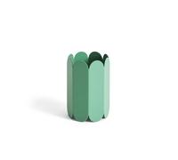 Formschön: Arcs Vase in Grün von Hay Die Arcs Vase von Hay, entworfen vom renommierten belgischen Duo Muller Van Severen , verkörpert eine harmonische Fusion aus Funktionalität und ästhetischer Raffinesse. Ihre acht abgerundeten Pfeiler formen ein abstraktes, längliches Oktagon, das die Blicke auf sich zieht und Raum für individuelle Gestaltungsideen lässt. Diese Vase setzt stilvolle Akzente in jedem Wohnambiente, ob als Einzelstück oder in Kombination mit anderen Dekorationselementen. Material und Format Diese außergewöhnliche Vase besticht nicht nur durch ihre formvollendete Ästhetik, sondern auch durch ihre hochwertige Verarbeitung und vielseitige Einsatzmöglichkeiten. Hergestellt aus robustem Stahl, präsentiert sie sich in zwei ansprechenden Farbvarianten: dem klassischen Weiß und dem lebendigen Rot. Mit ihren Maßen von 18 cm Höhe und einem Durchmesser von 13 cm bietet die Arcs Vase von Hay eine ideale Größe für verschiedenste Blumenarrangements und Dekorationsideen.