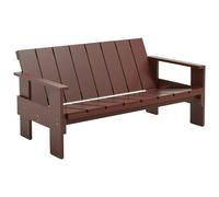 Einfach Schlicht: Crate Outdoor Lounge Sofa von Hay Das Crate Lounge Sofa vereint auf meisterhafte Weise skandinavische Schlichtheit mit luxuriösem Komfort und wird so zum Highlight in jedem Außenbereich. Das Crate Lounge Sofa wurde mit Respekt für das ursprüngliche Design hergestellt und weist die gleichen, präzise ausbalancierten Proportionen und eine transparente Konstruktion auf, um die Produktionskosten zu minimieren und den Montageprozess zu optimieren. Das Sofa zeichnet sich durch niedrige Proportionen mit einer sanft abfallenden Rückenlehne und einer Sitzfläche mit stützenden Armlehnen aus. Crate - Eine Kollektion die begeistert Der niederländische Architekt und Designer Gerrit Rietveld entwarf die Crate Collection 1934, um überschüssige hölzerne Transportkisten zu nutzen. In einer Zusammenarbeit zwischen Rietveld Originals und HAY wurde die Crate Collection neu aufgelegt Die Schlichtheit und das räumliches Design spiegeln die architektonischen Prinzipien des Designers wider - die Möbel bieten Funktionalität und Komfort, ohne Raum zu absorbieren. Material und Form Das Crate Lounge Sofa besteht aus massivem Kiefernholz und ist mit einer Lackierung auf Wasserbasis in verschiedenen Farboptionen versehen. Die Lounge ist 64,70 cm hoch, 134,50 cm tief und 77 cm breit.