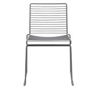Ein minimalistischer Esszimmerstuhl oder ein filigraner Besucherstuhl für Wartebereiche? Der Hee Dining Chair von Hay kann beides! Hee Welling für Hay Die gleichnamigen Designer Stühle sind das Ergebnis folgender Überlegung von Designer Hee Welling : Entstehen sollten Sitzgelegenheiten, die nach dem Motto „Form folgt Funktion“ funktionieren. Dazu wurde ein archetypischer Stuhlentwurf zu Rate gezogen, auf das Nötigste reduziert und gleichzeitig dessen Funktionalität verbessert. Designmerkmal schlechthin sind die Stahlstreben, die dem Hee Dining Chair eine luftige Optik verleihen. Materialwahl und Verarbeitung Beim Material greift Hay auf galvanisierten und pulverbeschichteten Stahl zurück. Dadurch lässt sich der Hee Dining Chair sogar als Outdoorstuhl nutzen. Dass der Stuhl aus einem einzigen Material besteht, hat einen weiteren Grund: So werden unnötige und umweltschädliche Transportwege vermieden. Außerdem vereinfach dies den Recyclingprozess . Sie sehen, beim Hee Dining Chair handelt es sich um einen äußerst durchdachten Stuhlentwurf, der übrigens sogar im australischen Parlament und im Osloer Opernhaus anzutreffen ist. Neben dem Esszimmerstuhl Hee Dining Chair können Sie alle weiteren Hee Entwürfe von Hee Welling hier im Onlineshop bestellen. Sehen Sie sich um! Hinweis: Dieser Artikel ist ein Einzelstück. Als Einzelstücke verkaufen wir ungebrauchte und neuwertige Artikel, die KEINE Beschädigungen aufweisen. Das können zum Beispiel Auslaufmodelle, Restposten oder Retourenartikel sein. Da die Artikel zudem oft nur in begrenzter Stückzahl vorhanden sind, sind sie für den Zwischenverkauf vorbehalten. Einzelstücke sind wie alle Designerschnäppchen vom Umtausch ausgeschlossen.