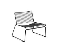 Die Loungevariante: Hier können Sie den Hee Lounge Chair Stuhl von Hay desigend von Hee Welling online bestellen. Idee Die Balance zu finden, war bei der Konstruktion entscheidend - um Funktionalität und Ästhetik auf hohem Niveau zu vereinen, musste genau die richtige Drahtstärke gewählt werden. Material Der Stuhl ist aus 11 mm starkem Metalldraht gefertigt und erinnert in seiner Form an eine Skizze - eine dreidimensionale Bleistiftzeichnung. Hee gibt es in der Ausfertigung als Klubsessel, als Esstischstuhl oder als Barhocker. Er ist u.a. im neuen Osloer Opernhaus und im australischen Parlament zu sehen. Die stapelbaren Stühle sind galvanisiert und pulverbeschichtet. Die Hee Lounge Chair - Stühle von Hay desigend von Hee Welling halten damit jedem Wetter stand und eignen sich deshalb auch hervorragend als Außenbestuhlung . Der Stuhl kann auch in feuerverzinkt erworben werden.