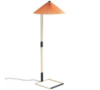 Standsicher: Matin Floor Lamp Stehleuchte Hay Modern und doch poetisch - die Matin Stehleuchte von Hay kombiniert mit ihrer Konstruktion optische Feinheit und körperliche Robustheit. Der gebogene Stahldrahtrahmen aus poliertem Messing und mit mattschwarzen Beschlägen steht in einem angenehmen Kontrast zu dem plissierten Baumwollschirm. Inga Sempé - die Designerin Die französische Designerin Inga Sempé lebt und arbeitet in Paris. Sie ist Absolventin der Ecole Nationale Superieure de Création Industrielle und erhielt zudem ein Stipendium an der Villa Medici, Académie de France in Rom. 2007 wurde sie mit dem Red Dot Design Award ausgezeichnet. Ihre Arbeit zeichnet sich durch Leichtigkeit, Persönlichkeit und Fingerspitzengefühl aus. Technische Details Kabellänge 270 cm Integrierte LED | 220-240 V dimmbar IP 20