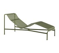 Entspannung: Palissade Lounge Liege Outdoor Hay Perfekt dem Körper angepasst - die Palissade Lounge Liege von Hay ergänzt die Serie der Outdoormöbel von Hay mehr als perfekt! Ihr geschwungener Rahmen sorgt für eine entspannte und bequeme Liegeposition. Mit ihrer symmetrischen Geometrie und der schlichten grafischen Sprache fügt sich die Liege perfekt in jeden Outdoor-Bereich ein. Palissade Serie von Hay Symmetrische Geometrie - das Grundprinzip der Palissade Kollektion. Visuelle Einfachheit und eine klare Struktur zeichnen auch die Outdoormöbel aus. Entworfen wurden die Möbel von den Bouroullec Brüdern mit dem Ziel, dass sich die Möbel mühelos in natürliche, aber auch städtische Umgebungen integrieren. Dieser Spagat ist den französischen Designern in jedem Fall gelungen. Die Kollektion eignet sich für eine Vielzahl von Umgebungen, von Cafés und Restaurants bis hin zu Gärten, Terrassen und Balkonen. Ronan und Erwan Bouroullec Das Designduo Bouroullec besteht aus den Brüdern Ronan und Erwan, die in Quimper in Frankreich geboren wurden. Seit 1999 betreiben die beiden als gleichberechtigte Partner ihr Design-Studio im Belleville Quartier in Paris. Vom kleinen Gebrauchsgegenstand bis hin zu großen Architekturprojekten - ihr Aufgabengebiet ist äußerst vielseitig. Material und Format Die Liege besteht aus pulverbeschichtetem Stahl. Sie ist 65,5 cm breit, 164,5 cm tief und 70 cm hoch.