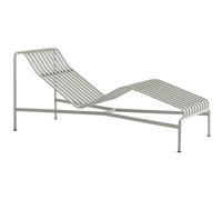 Entspannung: Palissade Lounge Liege Outdoor Hay Perfekt dem Körper angepasst - die Palissade Lounge Liege von Hay ergänzt die Serie der Outdoormöbel von Hay mehr als perfekt! Ihr geschwungener Rahmen sorgt für eine entspannte und bequeme Liegeposition. Mit ihrer symmetrischen Geometrie und der schlichten grafischen Sprache fügt sich die Liege perfekt in jeden Outdoor-Bereich ein. Palissade Serie von Hay Symmetrische Geometrie - das Grundprinzip der Palissade Kollektion. Visuelle Einfachheit und eine klare Struktur zeichnen auch die Outdoormöbel aus. Entworfen wurden die Möbel von den Bouroullec Brüdern mit dem Ziel, dass sich die Möbel mühelos in natürliche, aber auch städtische Umgebungen integrieren. Dieser Spagat ist den französischen Designern in jedem Fall gelungen. Die Kollektion eignet sich für eine Vielzahl von Umgebungen, von Cafés und Restaurants bis hin zu Gärten, Terrassen und Balkonen. Ronan und Erwan Bouroullec Das Designduo Bouroullec besteht aus den Brüdern Ronan und Erwan, die in Quimper in Frankreich geboren wurden. Seit 1999 betreiben die beiden als gleichberechtigte Partner ihr Design-Studio im Belleville Quartier in Paris. Vom kleinen Gebrauchsgegenstand bis hin zu großen Architekturprojekten - ihr Aufgabengebiet ist äußerst vielseitig. Material und Format Die Liege besteht aus pulverbeschichtetem Stahl. Sie ist 65,5 cm breit, 164,5 cm tief und 70 cm hoch.