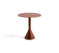Perfekte Harmonie aus scheinbaren Gegensätzen: Palissade Cone Table ø 70 von Hay Die Cone Tische wurden von Ronan und Erwan Bouroullec als Ergänzung zur Palissade-Kollektion entworfen. Sie verfügen über einen soliden, stabilisierenden Betonsockel und eine ultradünne Tischplatte aus Stahl. Im Zusammenspiel von Material und Design liegt auch die Besonderheit: Die Tische sind massiv und stark, aber dabei nicht sperrig oder plump, sondern strahlen Eleganz und Leichtigkeit aus. Der pulverbeschichtete Stahl sorgt dafür, dass die Outdoormöbel besonders widerstandsfähig und langlebig sind. Entdecken Sie die verschiedenen Ausführungen dieser einzigartig schönen Tischkollektionen jetzt bei uns im Onlineshop! Hay - zeitgemäße Möbel aus Dänemark Im Jahr 2002 gegründet, verfolgt der dänische Hersteller Hay das Ziel Möbel zu schaffen, die den Bedürfnissen des modernen Lebens gerecht werden und einem möglichst großen Publikum zugänglich sind. Inspiriert von den stabilen Strukturen der Architektur und den dynamischen Wendungen der Mode, kombiniert Hay die Werte der beiden Branchen und schafft langlebige und ansprechende Qualitätsprodukte. Material und Format Der runde Palissade Cone Tisch hat einen Durchmesser von 70 cm und ist 74 cm hoch und ist damit bestens geeignet für ein kleines Outdoor-Frühstück, gemütliche Lesestunden oder ein Dinner zu zweit. Erhältlich ist er der schöne Outdoor-Tisch in den Farben Olivgrün, Iron Red und Anthrazit.