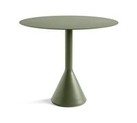 Perfekte Harmonie aus scheinbaren Gegensätzen: Palissade Cone Table Beistelltisch rund von Hay Die Cone Tische wurden von Ronan und Erwan Bouroullec als Ergänzung zur Palissade-Kollektion entworfen. Sie verfügen über einen soliden, stabilisierenden Betonsockel und eine ultradünne Tischplatte aus Stahl. Im Zusammenspiel von Material und Design liegt auch die Besonderheit: Die Tische sind massiv und stark, aber dabei nicht sperrig oder plump, sondern strahlen Eleganz und Leichtigkeit aus. Der pulverbeschichtete Stahl sorgt dafür, dass die Outdoormöbel besonders widerstandsfähig und langlebig sind. Entdecken Sie die verschiedenen Ausführungen dieser einzigartig schönen Tischkollektionen jetzt bei uns im Onlineshop! Hay - zeitgemäße Möbel aus Dänemark Im Jahr 2002 gegründet, verfolgt der dänische Hersteller Hay das Ziel Möbel zu schaffen, die den Bedürfnissen des modernen Lebens gerecht werden und einem möglichst großen Publikum zugänglich sind. Inspiriert von den stabilen Strukturen der Architektur und den dynamischen Wendungen der Mode, kombiniert Hay die Werte der beiden Branchen und schafft langlebige und ansprechende Qualitätsprodukte. Material und Format Der runde, stählerne Palissade Cone Beistelltisch hat einen Durchmesser von 90 cm und ist 74 cm hoch. Erhältlich ist er der schöne Outdoor-Tisch in den Farben Olivgrün und Anthrazit.