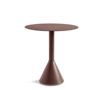 Perfekte Harmonie aus scheinbaren Gegensätzen: Palissade Cone Table ø 70 von Hay Die Cone Tische wurden von Ronan und Erwan Bouroullec als Ergänzung zur Palissade-Kollektion entworfen. Sie verfügen über einen soliden, stabilisierenden Betonsockel und eine ultradünne Tischplatte aus Stahl. Im Zusammenspiel von Material und Design liegt auch die Besonderheit: Die Tische sind massiv und stark, aber dabei nicht sperrig oder plump, sondern strahlen Eleganz und Leichtigkeit aus. Der pulverbeschichtete Stahl sorgt dafür, dass die Outdoormöbel besonders widerstandsfähig und langlebig sind. Entdecken Sie die verschiedenen Ausführungen dieser einzigartig schönen Tischkollektionen jetzt bei uns im Onlineshop! Hay - zeitgemäße Möbel aus Dänemark Im Jahr 2002 gegründet, verfolgt der dänische Hersteller Hay das Ziel Möbel zu schaffen, die den Bedürfnissen des modernen Lebens gerecht werden und einem möglichst großen Publikum zugänglich sind. Inspiriert von den stabilen Strukturen der Architektur und den dynamischen Wendungen der Mode, kombiniert Hay die Werte der beiden Branchen und schafft langlebige und ansprechende Qualitätsprodukte. Material und Format Der runde Palissade Cone Tisch hat einen Durchmesser von 70 cm und ist 74 cm hoch und ist damit bestens geeignet für ein kleines Outdoor-Frühstück, gemütliche Lesestunden oder ein Dinner zu zweit. Erhältlich ist er der schöne Outdoor-Tisch in den Farben Olivgrün, Iron Red und Anthrazit.