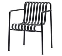Zur Grillparty: Palissade Dining Armchair Stuhl von Hay Perfekt für einen Grillabend mit Freunden oder Nachmittagskaffee an der frischen Luft mit der Familie - der Palissade Dining Armchair von Hay überzeugt durch sein schlichtes Erscheinungsbild und den offensichtlichen Outdoor-Charakter . Er kann nämlich ohne Probleme draußen stehen bleiben, denn er ist je nach Variante pulverbeschichtet oder feuerverzinkt. Palissade Serie von Hay Symmetrische Geometrie - das Grundprinzip der Palissade Kollektion . Visuelle Einfachheit und eine klare Struktur zeichnen auch die Outdoormöbel aus. Entworfen wurden die Möbel von den Bouroullec Brüdern mit dem Ziel, dass sich die Möbel mühelos in natürliche, aber auch städtische Umgebungen integrieren. Dieser Spagat ist den französischen Designern in jedem Fall gelungen. Die Kollektion eignet sich für eine Vielzahl von Umgebungen , von Cafés und Restaurants bis hin zu Gärten, Terrassen und Balkonen. Ronan und Erwan Bouroullec Das Designduo Bouroullec besteht aus den Brüdern Ronan und Erwan , die in Quimper in Frankreich geboren wurden. Seit 1999 betreiben die beiden als gleichberechtigte Partner ihr Design-Studio im Belleville Quartier in Paris. Vom kleinen Gebrauchsgegenstand bis hin zu großen Architekturprojekten - ihr Aufgabengebiet ist äußerst vielseitig. Material und Format Der Stuhl besteht aus pulverbeschichtetem Aluminium und ist in drei Farben erhältlich. Er ist 63 cm breit, 66 cm tief und 80 cm hoch. Die Sitzhöhe liegt bei 45 cm.