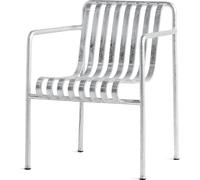 Zur Grillparty: Palissade Dining Armchair Stuhl von Hay Perfekt für einen Grillabend mit Freunden oder Nachmittagskaffee an der frischen Luft mit der Familie - der Palissade Dining Armchair von Hay überzeugt durch sein schlichtes Erscheinungsbild und den offensichtlichen Outdoor-Charakter. Er kann nämlich ohne Probleme draußen stehen bleiben, denn er ist feuerverzinkt. Palissade Serie von Hay Symmetrische Geometrie - das Grundprinzip der Palissade Kollektion . Visuelle Einfachheit und eine klare Struktur zeichnen auch die Outdoormöbel aus. Entworfen wurden die Möbel von den Bouroullec Brüdern mit dem Ziel, dass sich die Möbel mühelos in natürliche, aber auch städtische Umgebungen integrieren. Dieser Spagat ist den französischen Designern in jedem Fall gelungen. Die Kollektion eignet sich für eine Vielzahl von Umgebungen , von Cafés und Restaurants bis hin zu Gärten, Terrassen und Balkonen. Ronan und Erwan Bouroullec Das Designduo Bouroullec besteht aus den Brüdern Ronan und Erwan , die in Quimper in Frankreich geboren wurden. Seit 1999 betreiben die beiden als gleichberechtigte Partner ihr Design-Studio im Belleville Quartier in Paris. Vom kleinen Gebrauchsgegenstand bis hin zu großen Architekturprojekten - ihr Aufgabengebiet ist äußerst vielseitig. Material und Format Der Stuhl besteht aus feuerverzinktem Stahl. Er ist 63 cm breit, 66 cm tief und 80 cm hoch. Die Sitzhöhe liegt bei 45 cm.