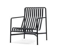 Entspannung: Palissade Lounge Chair High Stuhl von Hay An der frischen Luft eine gemütliche Unterhaltung führen oder einfach für sich die Sonne genießen - der Palissade Lounge Chair High von Hay überzeugt durch sein schlichtes Erscheinungsbild und den offensichtlichen Outdoor-Charakter . Er kann nämlich ohne Probleme draußen stehen bleiben, denn er ist je nach Variante pulverbeschichtet oder feuerverzinkt. Palissade Serie von Hay Symmetrische Geometrie - das Grundprinzip der Palissade Kollektion . Visuelle Einfachheit und eine klare Struktur zeichnen auch die Outdoormöbel aus. Entworfen wurden die Möbel von den Bouroullec Brüdern mit dem Ziel, dass sich die Möbel mühelos in natürliche, aber auch städtische Umgebungen integrieren. Dieser Spagat ist den französischen Designern in jedem Fall gelungen. Die Kollektion eignet sich für eine Vielzahl von Umgebungen , von Cafés und Restaurants bis hin zu Gärten, Terrassen und Balkonen. Ronan und Erwan Bouroullec Das Designduo Bouroullec besteht aus den Brüdern Ronan und Erwan , die in Quimper in Frankreich geboren wurden. Seit 1999 betreiben die beiden als gleichberechtigte Partner ihr Design-Studio im Belleville Quartier in Paris. Vom kleinen Gebrauchsgegenstand bis hin zu großen Architekturprojekten - ihr Aufgabengebiet ist äußerst vielseitig. Material und Format Der Stuhl besteht aus pulverbeschichtetem Aluminium und ist in drei Farben erhältlich. Er ist 73 cm breit, 92 cm tief und 88 cm hoch. Die Sitzhöhe liegt bei 38 cm.