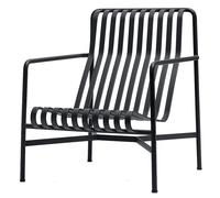Entspannung: Palissade Lounge Chair High Stuhl von Hay An der frischen Luft eine gemütliche Unterhaltung führen oder einfach für sich die Sonne genießen - der Palissade Lounge Chair High von Hay überzeugt durch sein schlichtes Erscheinungsbild und den offensichtlichen Outdoor-Charakter . Er kann nämlich ohne Probleme draußen stehen bleiben, denn er ist je nach Variante pulverbeschichtet oder feuerverzinkt. Palissade Serie von Hay Symmetrische Geometrie - das Grundprinzip der Palissade Kollektion . Visuelle Einfachheit und eine klare Struktur zeichnen auch die Outdoormöbel aus. Entworfen wurden die Möbel von den Bouroullec Brüdern mit dem Ziel, dass sich die Möbel mühelos in natürliche, aber auch städtische Umgebungen integrieren. Dieser Spagat ist den französischen Designern in jedem Fall gelungen. Die Kollektion eignet sich für eine Vielzahl von Umgebungen , von Cafés und Restaurants bis hin zu Gärten, Terrassen und Balkonen. Ronan und Erwan Bouroullec Das Designduo Bouroullec besteht aus den Brüdern Ronan und Erwan , die in Quimper in Frankreich geboren wurden. Seit 1999 betreiben die beiden als gleichberechtigte Partner ihr Design-Studio im Belleville Quartier in Paris. Vom kleinen Gebrauchsgegenstand bis hin zu großen Architekturprojekten - ihr Aufgabengebiet ist äußerst vielseitig. Material und Format Der Stuhl besteht aus pulverbeschichtetem Aluminium und ist in drei Farben erhältlich. Er ist 73 cm breit, 92 cm tief und 88 cm hoch. Die Sitzhöhe liegt bei 38 cm.