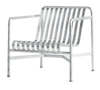 Entspannung: Palissade Lounge Chair Low Stuhl von Hay An der frischen Luft eine gemütliche Unterhaltung führen oder einfach für sich die Sonne genießen - der Palissade Lounge Chair Low von Hay überzeugt durch sein schlichtes Erscheinungsbild und den offensichtlichen Outdoor-Charakter. Er kann nämlich ohne Probleme draußen stehen bleiben, denn er ist feuerverzinkt. Palissade Serie von Hay Symmetrische Geometrie - das Grundprinzip der Palissade Kollektion . Visuelle Einfachheit und eine klare Struktur zeichnen auch die Outdoormöbel aus. Entworfen wurden die Möbel von den Bouroullec Brüdern mit dem Ziel, dass sich die Möbel mühelos in natürliche, aber auch städtische Umgebungen integrieren. Dieser Spagat ist den französischen Designern in jedem Fall gelungen. Die Kollektion eignet sich für eine Vielzahl von Umgebungen , von Cafés und Restaurants bis hin zu Gärten, Terrassen und Balkonen. Ronan und Erwan Bouroullec Das Designduo Bouroullec besteht aus den Brüdern Ronan und Erwan , die in Quimper in Frankreich geboren wurden. Seit 1999 betreiben die beiden als gleichberechtigte Partner ihr Design-Studio im Belleville Quartier in Paris. Vom kleinen Gebrauchsgegenstand bis hin zu großen Architekturprojekten - ihr Aufgabengebiet ist äußerst vielseitig. Material und Format Der Stuhl besteht aus feuerverzinktem Stahl. Er ist 73 cm breit, 81 cm tief und 70 cm hoch. Die Sitzhöhe liegt bei 38 cm.