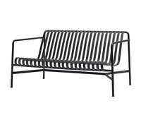 Zu zweit: Palissade Lounge Sofa von Hay Gemeinsam die Sonne genießen - das Palissade Lounge Sofa von Hay überzeugt durch sein schlichtes Erscheinungsbild und den offensichtlichen Outdoor-Charakter . Es kann nämlich ohne Probleme draußen stehen bleiben, denn es ist je nach Variante pulverbeschichtet oder feuerverzinkt. Palissade Serie von Hay Symmetrische Geometrie - das Grundprinzip der Palissade Kollektion . Visuelle Einfachheit und eine klare Struktur zeichnen auch die Outdoormöbel aus. Entworfen wurden die Möbel von den Bouroullec Brüdern mit dem Ziel, dass sich die Möbel mühelos in natürliche, aber auch städtische Umgebungen integrieren. Dieser Spagat ist den französischen Designern in jedem Fall gelungen. Die Kollektion eignet sich für eine Vielzahl von Umgebungen , von Cafés und Restaurants bis hin zu Gärten, Terrassen und Balkonen. Ronan und Erwan Bouroullec Das Designduo Bouroullec besteht aus den Brüdern Ronan und Erwan , die in Quimper in Frankreich geboren wurden. Seit 1999 betreiben die beiden als gleichberechtigte Partner ihr Design-Studio im Belleville Quartier in Paris. Vom kleinen Gebrauchsgegenstand bis hin zu großen Architekturprojekten - ihr Aufgabengebiet ist äußerst vielseitig. Material und Format Die Bank besteht aus pulverbeschichtetem Aluminium und ist in drei Farben erhältlich. Sie ist 139 cm breit, 88 cm tief und 70 cm hoch. Die Sitzhöhe liegt bei 38 cm.