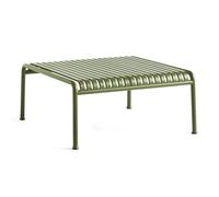Frischluftfreund: Palissade Low Table Outdoor von Hay Draußen entspannen ist etwas Herrliches - der Palissade Low Table von Hay ist hierfür der ideale Begleiter! Er überzeugt durch sein schlichtes Erscheinungsbild, die niedrige Lounge-Optik und den offensichtlichen Outdoor-Charakter. Er kann nämlich ohne Probleme draußen stehen bleiben, denn er ist je nach Variante pulverbeschichtet oder feuerverzinkt. Palissade Serie von Hay Symmetrische Geometrie - das Grundprinzip der Palissade Kollektion. Visuelle Einfachheit und eine klare Struktur zeichnen auch die Outdoormöbel aus. Entworfen wurden die Möbel von den Bouroullec Brüdern mit dem Ziel, dass sich die Möbel mühelos in natürliche, aber auch städtische Umgebungen integrieren. Dieser Spagat ist den französischen Designern in jedem Fall gelungen. Die Kollektion eignet sich für eine Vielzahl von Umgebungen, von Cafés und Restaurants bis hin zu Gärten, Terrassen und Balkonen. Ronan und Erwan Bouroullec Das Designduo Bouroullec besteht aus den Brüdern Ronan und Erwan, die in Quimper in Frankreich geboren wurden. Seit 1999 betreiben die beiden als gleichberechtigte Partner ihr Design-Studio im Belleville Quartier in Paris. Vom kleinen Gebrauchsgegenstand bis hin zu großen Architekturprojekten - ihr Aufgabengebiet ist äußerst vielseitig. Material und Format Der Low Table besteht aus feuerverzinktem Stahl bzw. pulverbeschichtetem Aluminium - erhältlich in vier Farben. Er ist 81.6 cm breit, 86 cm tief und 38 cm hoch.