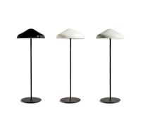 Wie ein Zelt: Pao Steel Floor Lamp Stehleuchte Hay Die Pao-Lampenkollektion ist eine spannende Zusammenarbeit mit dem etablierten japanischen Designer Naoto Fukasawa. Benannt nach der weichen, leuchtenden Form der traditionellen mongolischen Pao-Zelte, die nachts beleuchtet werden, wollte Fukasawa die gleiche atmosphärische Wärme und Freundlichkeit in der Pao-Stehleuchte einfangen. Pao basiert auf Fukasawas Ästhetik der schönen Einfachheit; er hat einen Alltagsgegenstand geschaffen, der sich auf Designwerte aus der natürlichen Welt stützt. Indem er die Ästhetik bescheiden und einfach hält, bringt er das Design in Harmonie mit seiner Umgebung und unterstreicht seine primäre Absicht, die Atmosphäre angenehm und komfortabel zu gestalten. Material und Format Die Pao Stehleuchte besteht aus einem beschwerten Stahlsockel und einem schlanken Ständer mit dem unverwechselbaren Schirm aus Glas oder Stahl, der eine breite Lichtausbeute bietet und gleichzeitig ein warmes, wohnliches Licht abgibt. Technische Details Kabellänge 270 cm 2x LED E27 220-240V IP 20 Nicht dimmbar