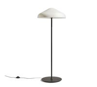 Wie ein Zelt: Pao Steel Floor Lamp Stehleuchte Hay Die Pao-Lampenkollektion ist eine spannende Zusammenarbeit mit dem etablierten japanischen Designer Naoto Fukasawa. Benannt nach der weichen, leuchtenden Form der traditionellen mongolischen Pao-Zelte, die nachts beleuchtet werden, wollte Fukasawa die gleiche atmosphärische Wärme und Freundlichkeit in der Pao-Stehleuchte einfangen. Pao basiert auf Fukasawas Ästhetik der schönen Einfachheit; er hat einen Alltagsgegenstand geschaffen, der sich auf Designwerte aus der natürlichen Welt stützt. Indem er die Ästhetik bescheiden und einfach hält, bringt er das Design in Harmonie mit seiner Umgebung und unterstreicht seine primäre Absicht, die Atmosphäre angenehm und komfortabel zu gestalten. Material und Format Die Pao Stehleuchte besteht aus einem beschwerten Stahlsockel und einem schlanken Ständer mit dem unverwechselbaren Schirm aus Glas oder Stahl, der eine breite Lichtausbeute bietet und gleichzeitig ein warmes, wohnliches Licht abgibt. Technische Details Kabellänge 270 cm 2x LED E27 220-240V IP 20 Nicht dimmbar