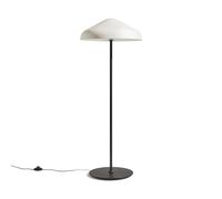 Wie ein Zelt: Pao Steel Floor Lamp Stehleuchte Hay Die Pao-Lampenkollektion ist eine spannende Zusammenarbeit mit dem etablierten japanischen Designer Naoto Fukasawa. Benannt nach der weichen, leuchtenden Form der traditionellen mongolischen Pao-Zelte, die nachts beleuchtet werden, wollte Fukasawa die gleiche atmosphärische Wärme und Freundlichkeit in der Pao-Stehleuchte einfangen. Pao basiert auf Fukasawas Ästhetik der schönen Einfachheit; er hat einen Alltagsgegenstand geschaffen, der sich auf Designwerte aus der natürlichen Welt stützt. Indem er die Ästhetik bescheiden und einfach hält, bringt er das Design in Harmonie mit seiner Umgebung und unterstreicht seine primäre Absicht, die Atmosphäre angenehm und komfortabel zu gestalten. Material und Format Die Pao Stehleuchte besteht aus einem beschwerten Stahlsockel und einem schlanken Ständer mit dem unverwechselbaren Schirm aus Glas oder Stahl, der eine breite Lichtausbeute bietet und gleichzeitig ein warmes, wohnliches Licht abgibt. Technische Details Kabellänge 270 cm 2x LED E27 220-240V IP 20 Nicht dimmbar