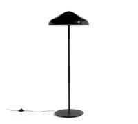 Wie ein Zelt: Pao Steel Floor Lamp Stehleuchte Hay Die Pao-Lampenkollektion ist eine spannende Zusammenarbeit mit dem etablierten japanischen Designer Naoto Fukasawa. Benannt nach der weichen, leuchtenden Form der traditionellen mongolischen Pao-Zelte, die nachts beleuchtet werden, wollte Fukasawa die gleiche atmosphärische Wärme und Freundlichkeit in der Pao-Stehleuchte einfangen. Pao basiert auf Fukasawas Ästhetik der schönen Einfachheit; er hat einen Alltagsgegenstand geschaffen, der sich auf Designwerte aus der natürlichen Welt stützt. Indem er die Ästhetik bescheiden und einfach hält, bringt er das Design in Harmonie mit seiner Umgebung und unterstreicht seine primäre Absicht, die Atmosphäre angenehm und komfortabel zu gestalten. Material und Format Die Pao Stehleuchte besteht aus einem beschwerten Stahlsockel und einem schlanken Ständer mit dem unverwechselbaren Schirm aus Glas oder Stahl, der eine breite Lichtausbeute bietet und gleichzeitig ein warmes, wohnliches Licht abgibt. Technische Details Kabellänge 270 cm 2x LED E27 220-240V IP 20 Nicht dimmbar