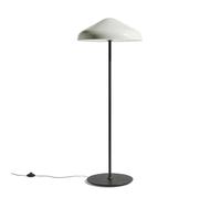 Wie ein Zelt: Pao Steel Floor Lamp Stehleuchte Hay Die Pao-Lampenkollektion ist eine spannende Zusammenarbeit mit dem etablierten japanischen Designer Naoto Fukasawa. Benannt nach der weichen, leuchtenden Form der traditionellen mongolischen Pao-Zelte, die nachts beleuchtet werden, wollte Fukasawa die gleiche atmosphärische Wärme und Freundlichkeit in der Pao-Stehleuchte einfangen. Pao basiert auf Fukasawas Ästhetik der schönen Einfachheit; er hat einen Alltagsgegenstand geschaffen, der sich auf Designwerte aus der natürlichen Welt stützt. Indem er die Ästhetik bescheiden und einfach hält, bringt er das Design in Harmonie mit seiner Umgebung und unterstreicht seine primäre Absicht, die Atmosphäre angenehm und komfortabel zu gestalten. Material und Format Die Pao Stehleuchte besteht aus einem beschwerten Stahlsockel und einem schlanken Ständer mit dem unverwechselbaren Schirm aus Glas oder Stahl, der eine breite Lichtausbeute bietet und gleichzeitig ein warmes, wohnliches Licht abgibt. Technische Details Kabellänge 270 cm 2x LED E27 220-240V IP 20 Nicht dimmbar