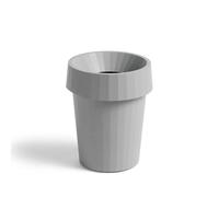 Unverwechselbar: Shade Bin Papierkorb von Hay Wer einen Papierkorb sucht, der sich von den klassischen Körben abhebt und den Raum auch optisch aufwerte t, ist mit dem Shade Bin Papierkorb von Hay gut beraten. Der ästhetische Designpapierkorb sorgt mit seinen klaren Linien und seiner unverwechselbaren Silhouette für eine elegante Müllentsorgung. Der Papierkorb von Designer Thomas Bentzen verfügt zudem über einen passenden Deckel und ist in verschiedenen Farben erhältlich. Material und Format Der Shade Bin ist 36,5 cm hoch bei einem Durchmesser von 30 cm. Er besteht aus recyceltem Polypropylen und ist in schwarz, weiß und grau erhältlich. Hinweis: Dieser Artikel ist ein Einzelstück. Als Einzelstücke verkaufen wir ungebrauchte und neuwertige Artikel, die KEINE Beschädigungen aufweisen. Das können zum Beispiel Auslaufmodelle, Restposten oder Retourenartikel sein. Da die Artikel zudem oft nur in begrenzter Stückzahl vorhanden sind, sind sie für den Zwischenverkauf vorbehalten. Einzelstücke sind wie alle Designerschnäppchen vom Umtausch ausgeschlossen.
