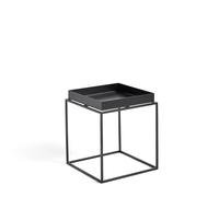 Unglaublich flexibel: Das ist die Tray Table Kollektion von Hay ! Hier können Sie den kleinsten Tray Table in der Ausführung S online bestellen . Split it up Die Idee hinter den Tray Tabletttischen ist folgende: weg von großen unflexiblen Tischen , hin zu modularen Lösungen. So lassen sich mehrere Tray Tables nebeneinander platzieren und so als Couchtisch -Ersatz oder als Beistelltisch -Ensemble nutzen. Der Phantasie sind keine Grenzen gesetzt: Auch als Nachttisch macht der Tray Table S eine gute Figur. Mehrere Tray Tables der gleichen Größe lassen sich sogar stapeln und so als kleine Regaleinheit verwenden. Den Namen Tray verdankt der Designer Tisch von Hay seiner Tischplatte, die abnehmbar und so als mobiles Tablett nutzbar ist. Der hohe Rand stellt sicher, dass alles problemlos transportiert werden kann. Form und Material Typisch nordisch kühl in seiner geometrischen Gestaltung wurde beim Material auf unterschiedlich farbig pulverbeschichtetes Metall zurückgegriffen. Der Tray Table ist daher genau das Richtige für Designminimalististen mit einer Vorliebe für skandinavisches Design . Neben der hier gezeigten kleinsten Ausführung S können Sie den Tray Table von Hay in drei weiteren Größen hier online bestellen .
