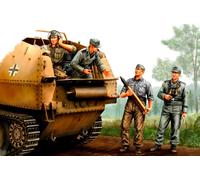 HobbyBoss Model Kit – German Self-Propelled Gun (SPG) Crew – 1:35 – WWII – HBB84402