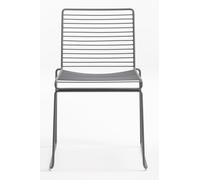 Ein minimalistischer Esszimmerstuhl oder ein filigraner Besucherstuhl für Wartebereiche? Der Hee Dining Chair von Hay kann beides! Hee Welling für Hay Die gleichnamigen Designer Stühle sind das Ergebnis folgender Überlegung von Designer Hee Welling : Entstehen sollten Sitzgelegenheiten, die nach dem Motto „Form folgt Funktion“ funktionieren. Dazu wurde ein archetypischer Stuhlentwurf zu Rate gezogen, auf das Nötigste reduziert und gleichzeitig dessen Funktionalität verbessert. Designmerkmal schlechthin sind die Stahlstreben, die dem Hee Dining Chair eine luftige Optik verleihen. Materialwahl und Verarbeitung Beim Material greift Hay auf galvanisierten und pulverbeschichteten Stahl zurück. Dadurch lässt sich der Hee Dining Chair sogar als Outdoorstuhl nutzen. Dass der Stuhl aus einem einzigen Material besteht, hat einen weiteren Grund: So werden unnötige und umweltschädliche Transportwege vermieden. Außerdem vereinfach dies den Recyclingprozess . Sie sehen, beim Hee Dining Chair handelt es sich um einen äußerst durchdachten Stuhlentwurf, der übrigens sogar im australischen Parlament und im Osloer Opernhaus anzutreffen ist. Neben dem Esszimmerstuhl Hee Dining Chair können Sie alle weiteren Hee Entwürfe von Hee Welling hier im Onlineshop bestellen. Sehen Sie sich um! Hinweis: Dieser Artikel ist ein Einzelstück. Als Einzelstücke verkaufen wir ungebrauchte und neuwertige Artikel, die KEINE Beschädigungen aufweisen. Das können zum Beispiel Auslaufmodelle, Restposten oder Retourenartikel sein. Da die Artikel zudem oft nur in begrenzter Stückzahl vorhanden sind, sind sie für den Zwischenverkauf vorbehalten. Einzelstücke sind wie alle Designerschnäppchen vom Umtausch ausgeschlossen.