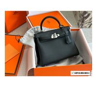 Hermès Kelly 25 - Iconic Elegance, Perfect Proportions