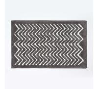 HOMESCAPES Super Absorbent Soft ‘Tidal’ Grey and White 100% Cotton Bathmat with Geometric Chevron Pattern and Non Slip Latex Backing, 50 x 80 cm Large Shower Mat Machine Washable