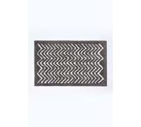 HOMESCAPES Super Absorbent Soft ‘Tidal’ Grey and White 100% Cotton Bathmat with Geometric Chevron Pattern and Non Slip Latex Backing, 50 x 80 cm Large Shower Mat Machine Washable