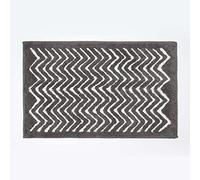 HOMESCAPES Super Absorbent Soft ‘Tidal’ Grey and White 100% Cotton Bathmat with Geometric Chevron Pattern and Non Slip Latex Backing, 50 x 80 cm Large Shower Mat Machine Washable
