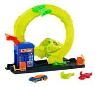 Hot Wheels Toy Car Track Set, Snake Gas Station Playset with 1:64 Scale Die-Cast Vehicle, 2 Ways to Play, Corkscrew Loop & Speed Snap Track