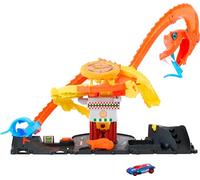 Hot Wheels Let's Race Netflix - City Toy Car Track Set, Pizza Slam Cobra Attack, Snake Tail Spiral Track with Randomizer, 1 Vehicle in 1:64 Scale, HTN81