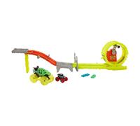Hot Wheels Monster Trucks Charge & Chase Challenge & 2 Trucks | Track Set Includes Oversized 1:24 Scale Skelesaurus & 1 :64 Scale Bone Shaker, Head-To-Head Race with 2 Crushed Cars , HYT07