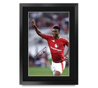 HWC Trading Amad Diallo Scene 55 Gifts Printed Signed Autograph Picture for Football Fans and Supporters - A3 Framed