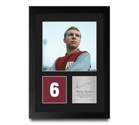 HWC Trading Bobby Moore Gifts Printed Signed Autograph Picture for Football Fans and Supporters - A4 Portrait Framed