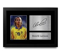 HWC Trading FR A4 Henrik Larsson Sweden Gifts Printed Signed Autograph Picture for Football Fans and Supporters - A4 Framed