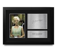 HWC Trading Julie Goodyear Coronation Street Bet Lynch Gifts Printed Signed Autograph Picture for TV Show Fans - A4 Framed