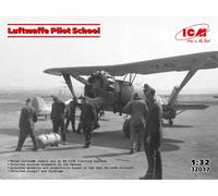 ICM 32017 1:32 Luftwaffe Pilot School Henschel Hs-123A-1 and 3 cadets