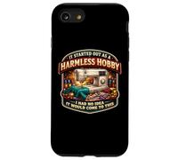 It Started Out As A Harmless Hobby Funny Quilting Sewing Case for iPhone SE (2020) / 7/8