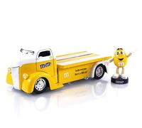 Jada M&M's 1:24 1947 Ford COE Flatbed Die-cast Car & 2.75" Yellow Figure, Toys for Kids and Adults
