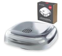 Dass ein Rauchmelder nicht langweilig und unansehnlich sein muss, beweist Jalo Helsinki mit dem Rauchmelder Kupu . Dieser besteht an Stelle eines reinen Plastikgehäuses aus dem eigentlichen Rauchmelder und einer stoffbezogenen Ummantelung, die Sie hier im Online-Shop wahlweise in Dunkelgrau, Türkis, Gelb, Weiß, Ocker oder Chrome (die Farbe ist kräftiger als auf dem Bild) bestellen können. Entworfen vom berühmten Designer Harri Koskinen ist der Rauchmelder von Jalo Helsinki schon beinahe ein Design-Wohnaccessoire . Für alle, die es verspielter mögen oder als ansprechende Alternative für das Kinderzimmer hat Jalo Helsinki außerdem einen Rauchmelder in Fliegenform im Programm, den Sie ebenfalls hier im Online-Shop bestellen können. Technische Daten: - Ausgestattet mit 3 Knopfzellenbatterien pro Gerät, vom Typ CR 2450 3V. für 10 Jahre Betriebsdauer - Photoelektrisch - Ganzfeldbedienung ohne schwer zu bedienende kleine Tasten (gesamte Oberfläche dient als Ausschalter) - CE-Zertifikat - EN14604:2005 - Einfache Befestigung via mitgliefertem 3M Klebepad - Betriebstemperaturbereich 0-45 ° Celsius - Betriebsluftfeuchtigkeitsbereich 0-90 % Hinweis: Dieser Artikel ist ein Einzelstück. Als Einzelstücke verkaufen wir ungebrauchte und neuwertige Artikel, die KEINE Beschädigungen aufweisen. Das können zum Beispiel Auslaufmodelle, Restposten oder Retourenartikel sein. Da die Artikel zudem oft nur in begrenzter Stückzahl vorhanden sind, sind sie für den Zwischenverkauf vorbehalten. Einzelstücke sind wie alle Designerschnäppchen vom Umtausch ausgeschlossen.