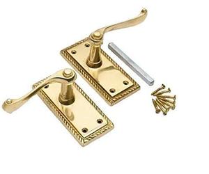 Jiyo.Outdoor Georgian Lever Latch Door Handle, Polished Brass 107x48mm | Supplied complete with screws and spindle for immediate installation; measures 48mm wide on a sturdy metal backing.
