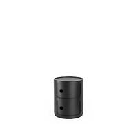All Time Favorite in Schwarz-weiß: Componibili Recycled Mat Stauraum von Kartell Das schlichte und doch prägnante Design des Componibili 2er und 3er-Elements erinnert an das Zeitalter des Industrial Designs. Auch wenn man es auf den ersten Blick vermuten könnte, Componibili wird nicht aus Metall, sondern aus spritzgegossenem, recyceltem ABS-Kunststoff gefertigt. Dieser ist nicht nur stoß- und schlagfest, sondern auch langlebig und leicht zu reinigen. Der große Vorteil dieses matten, eleganten Componibili Schränkchens ist, dass es sich in jedem Raum verwenden lässt. Es schafft auf schöne Weise Stauraum im Badezimmer und in der Küche oder dient im Schlafzimmer als moderne Nachtkästchenvariante. Ein wahrer Klassiker Die Tatsache, dass Componibili fast schon vor einem halben Jahrhundert entworfen wurde und heute noch genauso beliebt ist wie damals, macht das Aufbewahrungsschränkchen zu einem echten Designklassiker. Die Designerin, die hinter Componibili steht, ist Anna Castelli Ferrieri, die Ehefrau von Kartell-Firmengründer Fiulio Castelli. Ihr berühmtester Entwurf, das Componibili Schränkchen, wird noch heute in unveränderter Form bei Kartell produziert und findet sich in dauerhaften Designausstellungen - beispielsweise im Museum of Modern Art in New York und im Centre George Pompidou in Paris. Kartell - Kunststoff für die Kunst Das italienische Unternehmen Kartell gehört zu den schillerndsten Marken in der Welt des Designs. Die formschönen Produkte made in Milano bringen industrielles Know-how und ausgefallene Designsprache in Einklang, was dem Hersteller auf internationaler Bühne großes Ansehen eingebracht hat. Dabei sind es vor allem die berühmten Kunststoffmöbel, die bereits Kultstatus erreicht haben. Material und Format Die Componibili Mat Stauraum-Behälter werden aus matt lackiertem ABS-Kunststoff gefertigt, der aus thermoplastischem Technopolymer besteht, das aus Industrieüberschüssen recycelt wird. Jede Schublade ist mit einem praktischen Griffloch ausgestattet. Sie erhalten Componibili Mat (Durchmesser: 32 cm) mit zwei (Höhe: 40 cm) oder drei Modulen (Höhe: 58,5 cm) und in unterschiedlichen Farben. Der Fuß ist mit einem Gummiring versehen, der für einen sicheren und rutschfesten Stand sorgt.