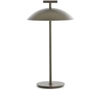 Kleine Begleiterin: Mini Geen-A Tischleuchte von Kartell Kennen Sie schon die kleine Schwester der beliebten Geen-A Leuchte von Kartell? Die Mini Geen-A überzeugt mit ihrem kompakten und praktischen Design und spendet Ihnen überall angenehmes Licht - ob drinnen oder draußen. Wie schon die Stehleuchte, ist auch die kleine Tischleuchte ein echter Hingucker mit klaren Linien und Raffinesse, ganz ohne unnötigen Schnickschnack. Die formschöne Leuchte aus der Feder von Ferruccio Laviani eignet sich perfekt als flexible Leselampe oder als Lichtspender in verschiedensten Räumlichkeiten. Am Ständer der tragbaren Mini Geen-A ist sogar ein Griff angebracht, was ein besonders leichtes Handling gewährleistet. Ferruccio Laviani Ferruccio Laviani begann zunächst das Handwerk des Geigenbauers zu erlernen, brach die Lehre jedoch ab, um dann am Polytechnikum in Mailand Architektur und Design zu studieren. Bereits 1983 hatte er für den Designer Michele De Lucci gearbeitet und wurde später dessen Partner. 1991 macht er sich schließlich selbstständig und feierte mit dem Messeauftritt von Kartell auf der Salone internazionale del mobile einen großen Erfolg. In den Folgejahren entwickelte er unter anderen die berühmte Deckenleuchte Fly und die beliebten Tischleuchten Bourgie und Battery. Kartell - Kunststoff für die Kunst Das italienische Unternehmen Kartell gehört zu den schillerndsten Marken in der Welt des Designs. Die formschönen Produkte made in Milano bringen industrielles Know-how und ausgefallene Designsprache in Einklang, was dem Hersteller auf internationaler Bühne großes Ansehen eingebracht hat. Dabei sind es vor allem die berühmten Kunststoffmöbel, die bereits Kultstatus erreicht haben. Technische Details Integrierte LED | 1.5W | 2700 K | 100-240 V |200 lm | IP20 | CRI 80 Energieklasse: E Maße: ø 20 cm, H 36.5 cm Material: Stahl mit Polyesterpulverbeschichtung in diversen Farben