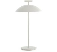Kleine Begleiterin: Mini Geen-A Tischleuchte von Kartell Kennen Sie schon die kleine Schwester der beliebten Geen-A Leuchte von Kartell? Die Mini Geen-A überzeugt mit ihrem kompakten und praktischen Design und spendet Ihnen überall angenehmes Licht - ob drinnen oder draußen. Wie schon die Stehleuchte, ist auch die kleine Tischleuchte ein echter Hingucker mit klaren Linien und Raffinesse, ganz ohne unnötigen Schnickschnack. Die formschöne Leuchte aus der Feder von Ferruccio Laviani eignet sich perfekt als flexible Leselampe oder als Lichtspender in verschiedensten Räumlichkeiten. Am Ständer der tragbaren Mini Geen-A ist sogar ein Griff angebracht, was ein besonders leichtes Handling gewährleistet. Ferruccio Laviani Ferruccio Laviani begann zunächst das Handwerk des Geigenbauers zu erlernen, brach die Lehre jedoch ab, um dann am Polytechnikum in Mailand Architektur und Design zu studieren. Bereits 1983 hatte er für den Designer Michele De Lucci gearbeitet und wurde später dessen Partner. 1991 macht er sich schließlich selbstständig und feierte mit dem Messeauftritt von Kartell auf der Salone internazionale del mobile einen großen Erfolg. In den Folgejahren entwickelte er unter anderen die berühmte Deckenleuchte Fly und die beliebten Tischleuchten Bourgie und Battery. Kartell - Kunststoff für die Kunst Das italienische Unternehmen Kartell gehört zu den schillerndsten Marken in der Welt des Designs. Die formschönen Produkte made in Milano bringen industrielles Know-how und ausgefallene Designsprache in Einklang, was dem Hersteller auf internationaler Bühne großes Ansehen eingebracht hat. Dabei sind es vor allem die berühmten Kunststoffmöbel, die bereits Kultstatus erreicht haben. Technische Details Integrierte LED | 1.5W | 2700 K | 100-240 V |200 lm | IP20 | CRI 80 Energieklasse: E Maße: ø 20 cm, H 36.5 cm Material: Stahl mit Polyesterpulverbeschichtung in diversen Farben