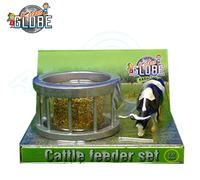 Kids Globe 1:32 Scale CATTLE FEEDER RING SET including Round Bale and Cow