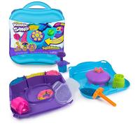 Kinetic Sand, SquishMotion Playset with 453g Pink, Yellow, Blue Play Sand, Stamper & 5 Tools, Reusable Storage Case, Sensory Toys for Kids Aged 5+